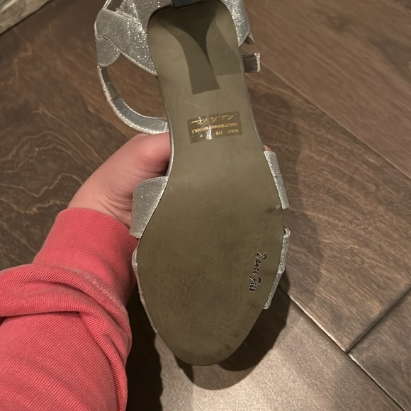 Easy street alive 5 never worn shoes!!!! - Picture 4 of 5